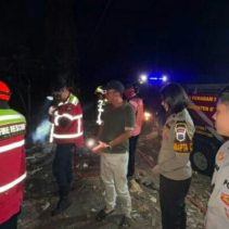 Pengendalian kebakaran di area pembuangan sampah liar di Kelurahan Pioh Lingkungan III, Desa Pineleng Dua, Kecamatan Pineleng, Kabupaten Minahasa, menjadi bukti pentingnya sinergi antara aparat, pemerintah, dan masyarakat dalam menghadapi situasi darurat.