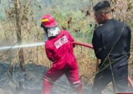 Personel Satuan Brimob Polda Sulawesi Utara turut membantu upaya pemadaman kebakaran yang terjadi di kawasan Gunung Batu, Desa Sea, Kabupaten Minahasa.