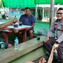 Bhabinkamtibmas Desa Watudambo dan Watudambo II, Bripka Nirwanto Marwan, kembali melaksanakan kegiatan Door to Door System (DDS), sambang, serta bimbingan dan penyuluhan (Binluh) kepada masyarakat, Minggu (23/8/2026).