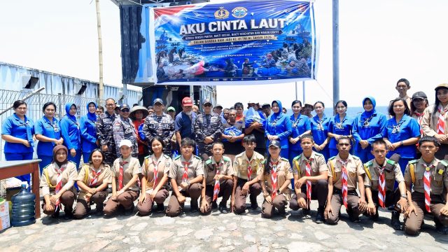 Kodaeral VIII mengikuti kegiatan video conference (Vicon) bertajuk “Aku Cinta Laut” yang dipimpin Kepala Staf Angkatan Laut (Kasal) Laksamana TNI Dr. Muhammad Ali dari Muara Angke, Jakarta.