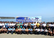 Kodaeral VIII menggelar Program Laut Bersih TNI Angkatan Laut di Pantai Karang Ria, Kota Manado, Selasa (8/9/2026).