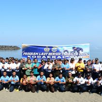 Kodaeral VIII menggelar Program Laut Bersih TNI Angkatan Laut di Pantai Karang Ria, Kota Manado, Selasa (8/9/2026).