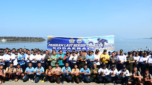 Kodaeral VIII menggelar Program Laut Bersih TNI Angkatan Laut di Pantai Karang Ria, Kota Manado, Selasa (8/9/2026).