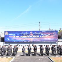 Dankodaeral VIII Laksda TNI Dery Triesananto Suhendi memimpin Apel Siaga Hari Jadi ke-81 TNI Angkatan Laut (TNI AL) Tahun 2026.