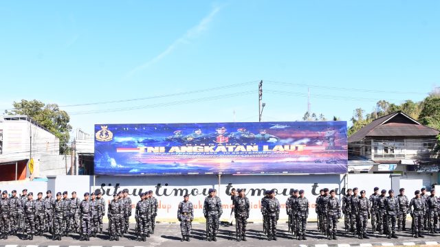 Dankodaeral VIII Laksda TNI Dery Triesananto Suhendi memimpin Apel Siaga Hari Jadi ke-81 TNI Angkatan Laut (TNI AL) Tahun 2026.