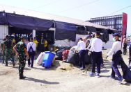 Menyambut HUT ke-81 TNI Tahun 2026, sekitar 200 personel gabungan menggelar aksi pembersihan di Pasar Bersihati Manado, Selasa (15/9/2026).