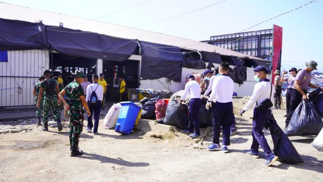 Menyambut HUT ke-81 TNI Tahun 2026, sekitar 200 personel gabungan menggelar aksi pembersihan di Pasar Bersihati Manado, Selasa (15/9/2026).