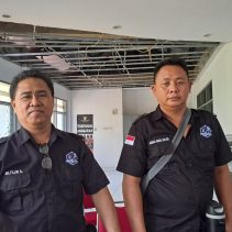 Ketua Pro Jurnalismedia Siber (PJS) Sulawesi Utara, Butje Lengkong, menyoroti kondisi bangunan Kantor Komisi Informasi (KI) Provinsi Sulawesi Utara yang dinilai membutuhkan perhatian serius dari Pemerintah Provinsi Sulawesi Utara, khususnya dalam aspek pemeliharaan fasilitas.