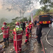 Kebakaran terjadi di lahan perkebunan yang berada di Kompleks Perkebunan Pinawawatu, Jaga V, Desa Kali, Kecamatan Pineleng, Kabupaten Minahasa, Kamis (17/9/2026) dini hari.