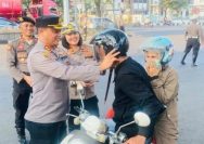 Memperingati Hari Ulang Tahun (HUT) Lalu Lintas ke-71, Polres Bitung menggelar kegiatan sosial dengan membagikan helm gratis dan sembako kepada masyarakat pengguna jalan, Jumat (18/9/2026).