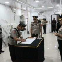 Kapolda Sulawesi Utara Brigjen Pol Yudo Hermanto, S.I.K., M.M. memimpin upacara Serah Terima Jabatan (Sertijab) Kepala Bidang Hubungan Masyarakat (Kabid Humas) Polda Sulut sekaligus melantik Direktur Intelijen dan Keamanan (Dirintelkam) Polda Sulut. Kegiatan berlangsung di Ruang Kerja Kapolda Sulut, Senin (21/9/2026).