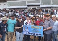 Kapolres Minahasa turut menyerahkan hadiah kepada tiga peserta yang berhasil menjadi jawara pada kelas tersebut.