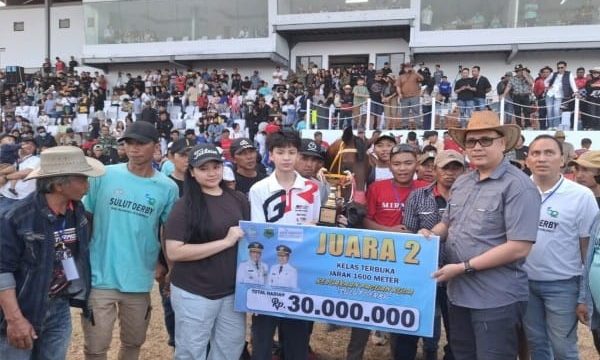 Kapolres Minahasa turut menyerahkan hadiah kepada tiga peserta yang berhasil menjadi jawara pada kelas tersebut.