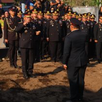 Kapolda Sulawesi Utara Irjen Pol Yudo Hermanto, S.I.K., M.M. memimpin apel persada upacara pemakaman almarhum Kombes Pol Steidy Raranta, S.I.K., yang berlangsung di pekuburan keluarga di Desa Noongan, Kabupaten Minahasa, Senin (28/9/2026).