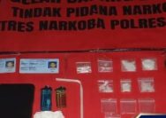 Tim Opsnal Satuan Reserse Narkoba mengamankan dua pria yang diduga terlibat dalam peredaran narkotika jenis sabu
