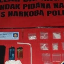 Tim Opsnal Satuan Reserse Narkoba mengamankan dua pria yang diduga terlibat dalam peredaran narkotika jenis sabu