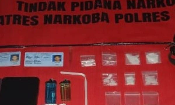 Tim Opsnal Satuan Reserse Narkoba mengamankan dua pria yang diduga terlibat dalam peredaran narkotika jenis sabu