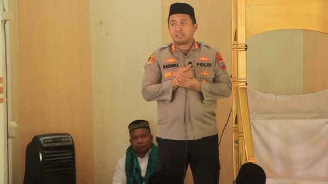 Kapolres Bolaang Mongondow Utara (Bolmut) AKBP Andhika Fitransyah saat melaksanakan kegiatan Jumat Keliling di Masjid Al-Munawar, Desa Boroko, Kecamatan Kaidipang, 30 Oktober 2026.